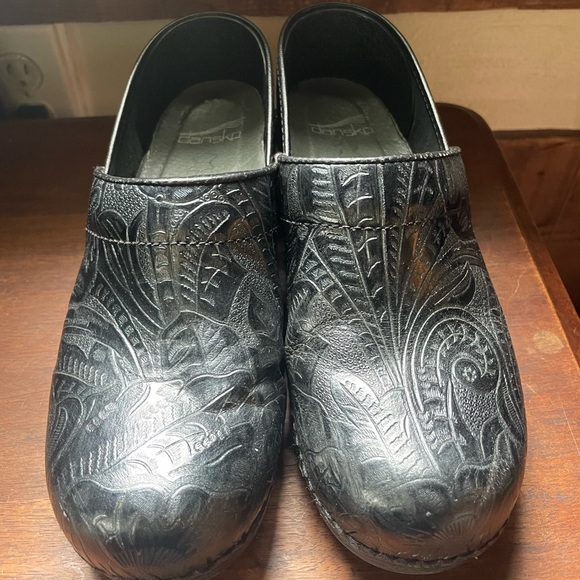 Dansko Tooled Leather Clogs Size 37 - Picture 2 of 5